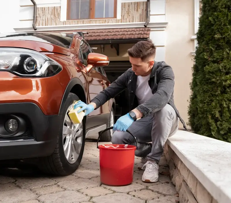 Lavage auto à domicile Saint-Médard-la-Rochette : professionnel intervenant sur un véhicule